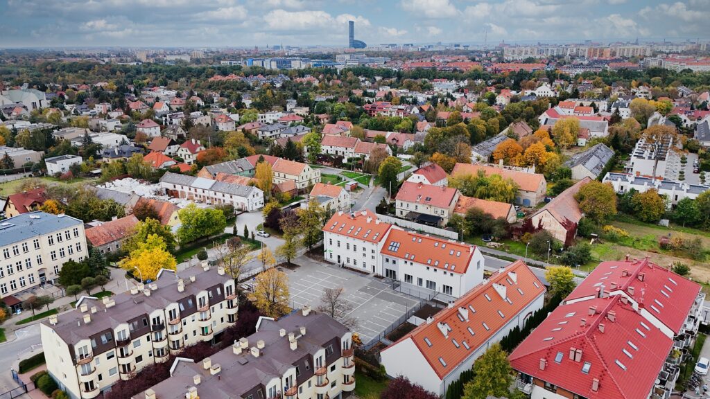 Widok z lotu ptaka na Wojszyce we Wrocławiu oraz okolicę inwestycji Pawia Odnowa
